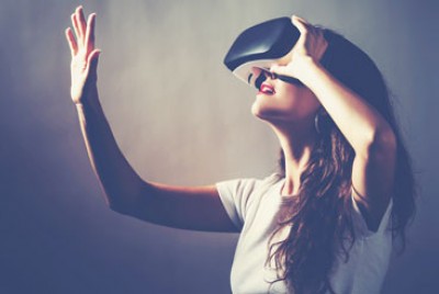 γυναίκα φοράει στο κεφάλι μηχάνημα εικονικής πραγματικότητας
