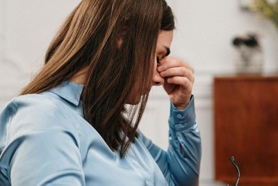 γυναίκα ψυχοθεραπεύτρια προσπαθεί να διαχειριστεί την επαγγελματική εξουθένωση