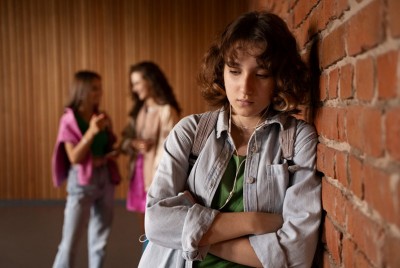 έφηβη σκέφτεται τη σχέση μεταξύ εκφοβισμού και ψυχικής υγείας