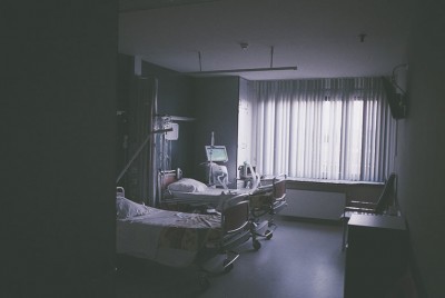 κρεβάτια σε μια ΜΕΘ όπου πολλοί ασθενείς κορωνοϊού βιώνουν ντελίριο