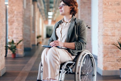 γυναίκα με αναπηρία στην εργασία της