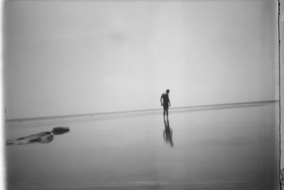 ένας άνθρωπος μόνος του σε ρηχή θάλασσα σε ασπρόμαυρη εικόνα