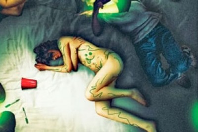 πίνακας με κοπέλα ξαπλωμένη στο κρεβάτι μετά από sexting