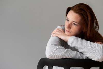 γυναίκα γνωρίζει ότι οι καταθλιπτικές διαταραχές μπορεί να οδηγήσουν σε αλλαγές στα κύτταρα του ανοσοποιητικού συστήματος