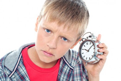 αγόρι που κρατά ένα ρολόι με σύνδρομο tourette