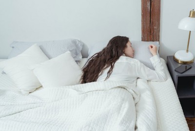 γυναίκα βιώνει τον ύπνο και τα στάδιά του