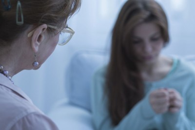 γυναίκα μιλάει στην θεραπεύτρα για το στίγμα στην ψυχική ασθένεια