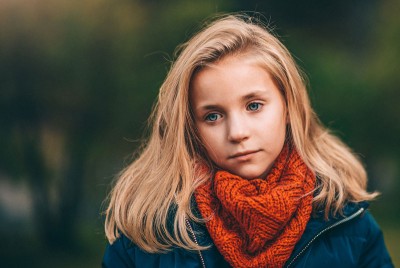 κορίτσι αναρωτιέται αν η παιδική φλεγμονή και η μόλυνση να προκαλέσουν κατάθλιψη και ψύχωση
