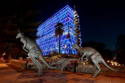 το Perth Council House φωτισμένο με μπλέ φώτα