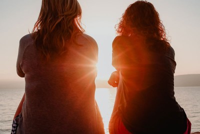 δύο γυναίκες αναρωτιούνται τι σημαίνει αληθινή φιλία