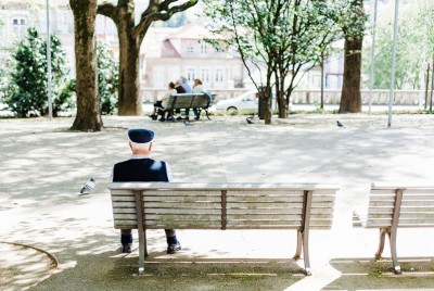 ηλικιωμένο άτομο βιώνει μοναξιά λόγω των δυσμενών συνθηκών ζωής κατά την παιδική ηλικία