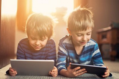 δύο παιδιά κοιτάζουν τις «έξυπνες» οθόνες των tablet τους