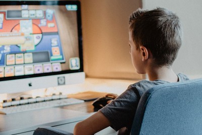 παιδί παίζει βιντεοπαιχνίδι και ενισχύει τη νοημοσύνη του