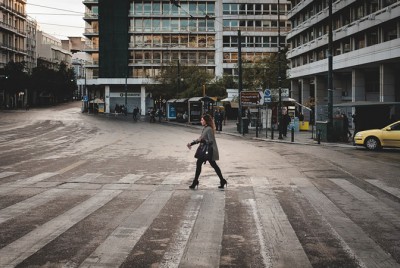 γυναίκα περπατάει στην Αθήνα ενώ υπάρχει αυξημένη χρήση ναρκωτικών και αντικαταθλιπτικών