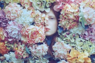 Ένα πρόσωπο ανάμεσα σε λουλούδια