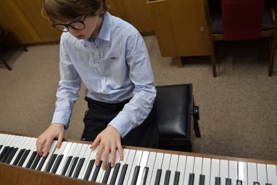 παιδί με αυτισμό αναρωτιέται αν μπορεί η μουσική να βοηθήσει παιδιά με αυτισμό στην εκμάθηση της γλώσσας