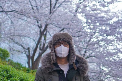 άτομο στην Ιαπωνία σκέφτεται τη ραγδαία αύξηση των αυτοκτονιών λόγω των συνεπειών του κορονοϊού