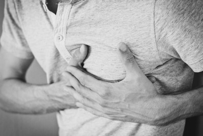 άνδρας με πόνο στο στήθος με φόβο για καρδιακή προσβολή