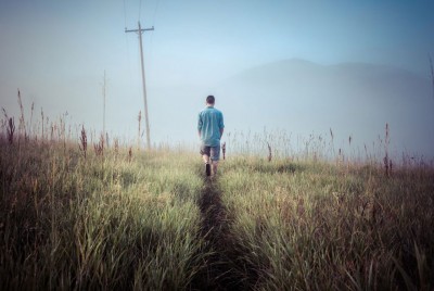 άντρας που περπατάει σε ένα χωράφι
