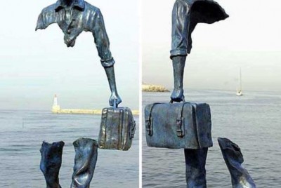 άγαλμα ενός ανθρώπου που περπατά με τσάντα και είναι κομμένος στη μέση δείχνει πως το σώμα μας είναι το σπίτι μας