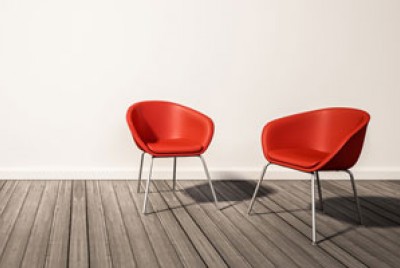 δύο κόκκινες καρέκλες πάνω σε ένα ξύλινο πάτωμα