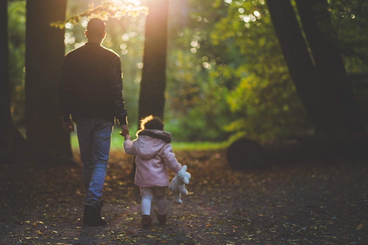 συναισθηματικά παραμελημένο παιδί, γίνεται καλύτερος γονιός για το παιδί του πηγαίνοντάς το βόλτα στο δάσος