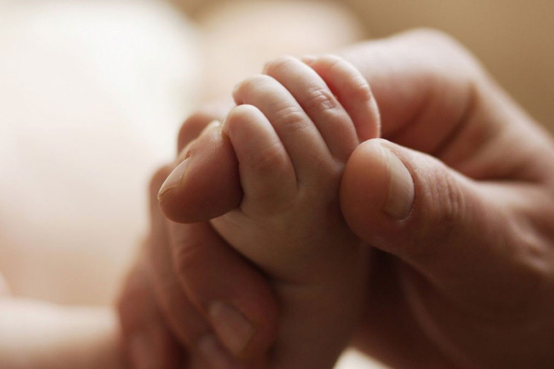 μωρό που κρατάει το δάχτυλο του γονέα
