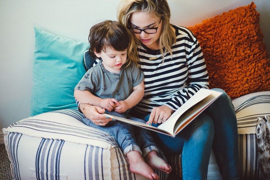 γονέας μαθαίνει στο παιδί του να διαβάζει