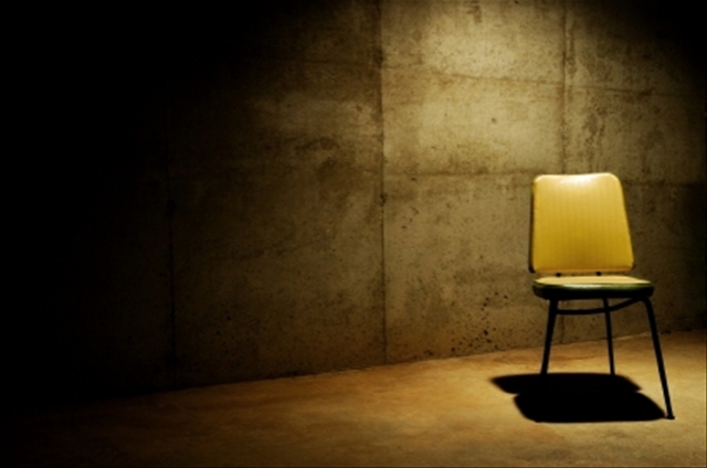 μια καρέκλα σε ένα άδειο δωμάτιο