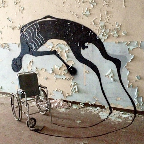 σκιά που φεύγει από ένα αναπηρικό καροτσάκι