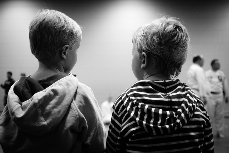 δύο παιδιά κοιτούν το ένα το άλλο σε ένα δωμάτιο με γιατρούς