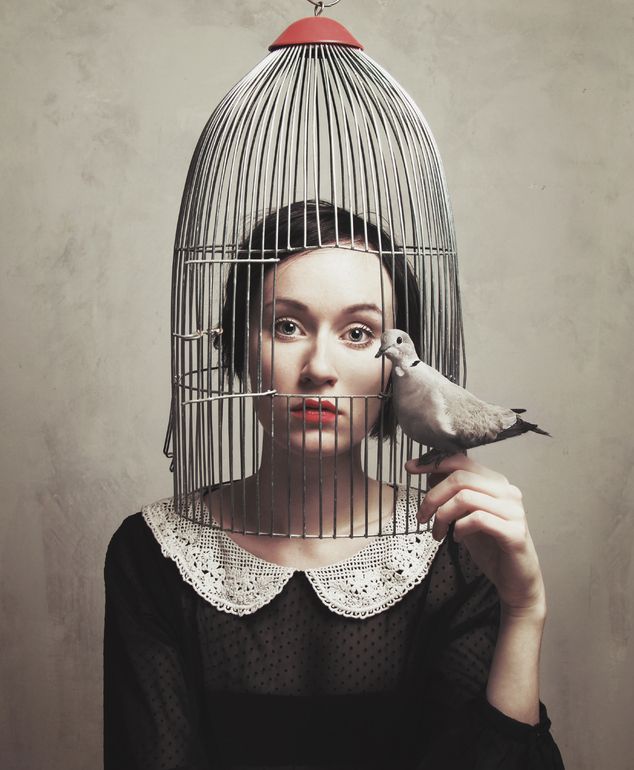 γυναίκα με το κεφάλι της παγιδευμένο σε κλουβί