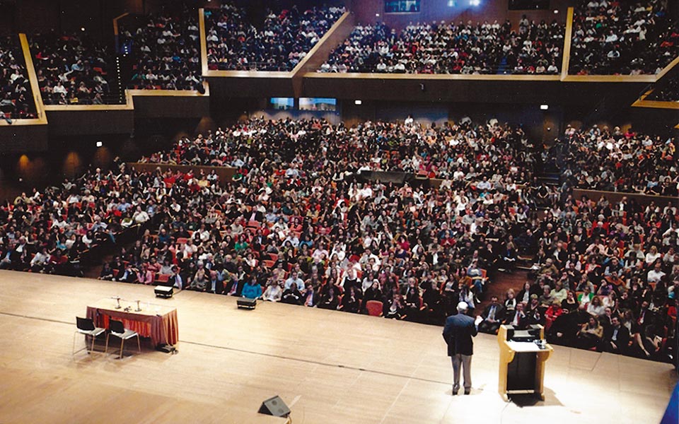 Εκατοντάδες άνθρωποι έσπευσαν το 2009 στο Μέγαρο Μουσικής Αθηνών για να παρακολουθήσουν την ομιλία του Ίρβιν Γιάλομ.