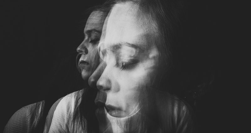 γυναίκα ψυχοθεραπευτής βιώνει το burnout σε μαύρο φόντο