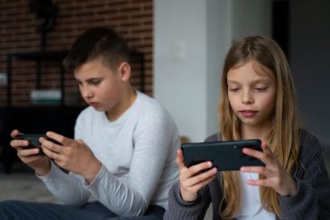 Στο κλουβί των social media: Έφηβοι «κολλημένοι» στις πλατφόρμες