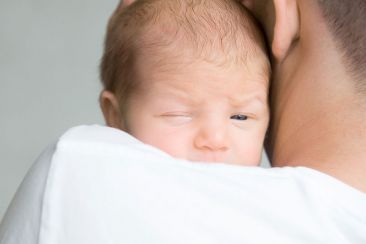 Γιατί είναι σημαντική η επαφή “δέρμα με δέρμα” (skin to skin) του νεογέννητου με τον πατέρα;