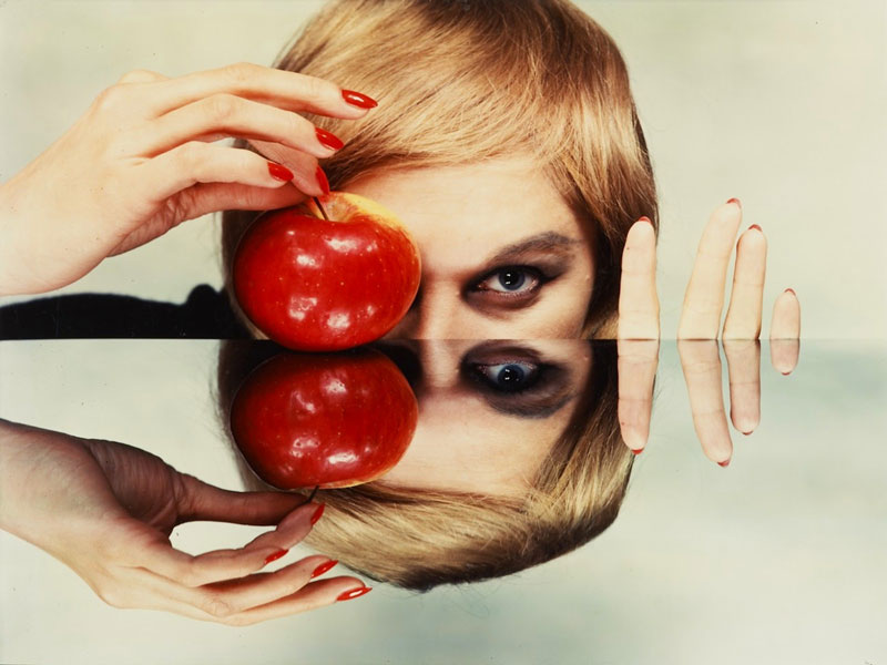 γυναίκα ναρκισσίστρια που κρατά ένα μήλο και αντανακλά σε επίπεδο καθρέφτη