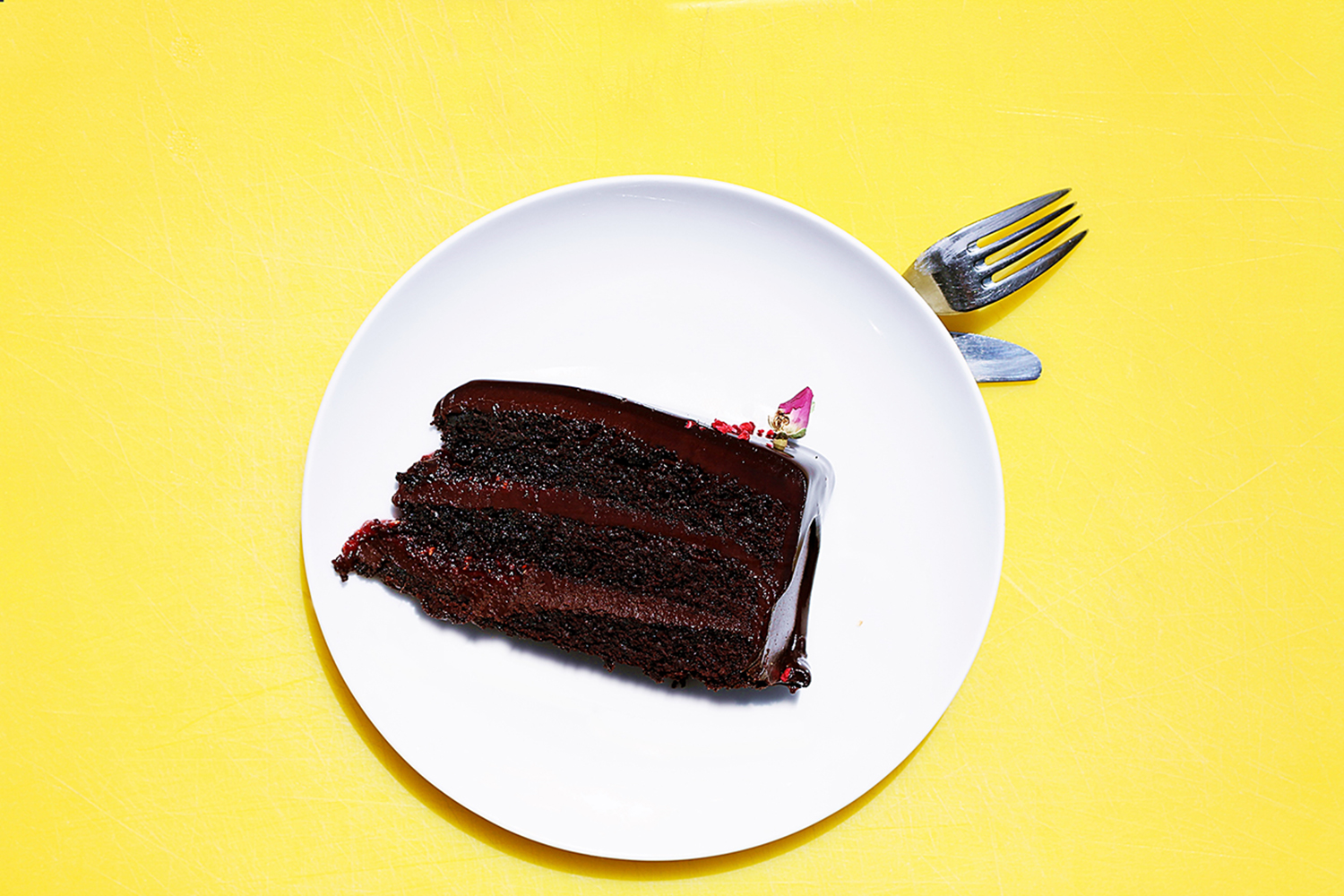 κέικ σοκολάτας σε ένα πιάτο