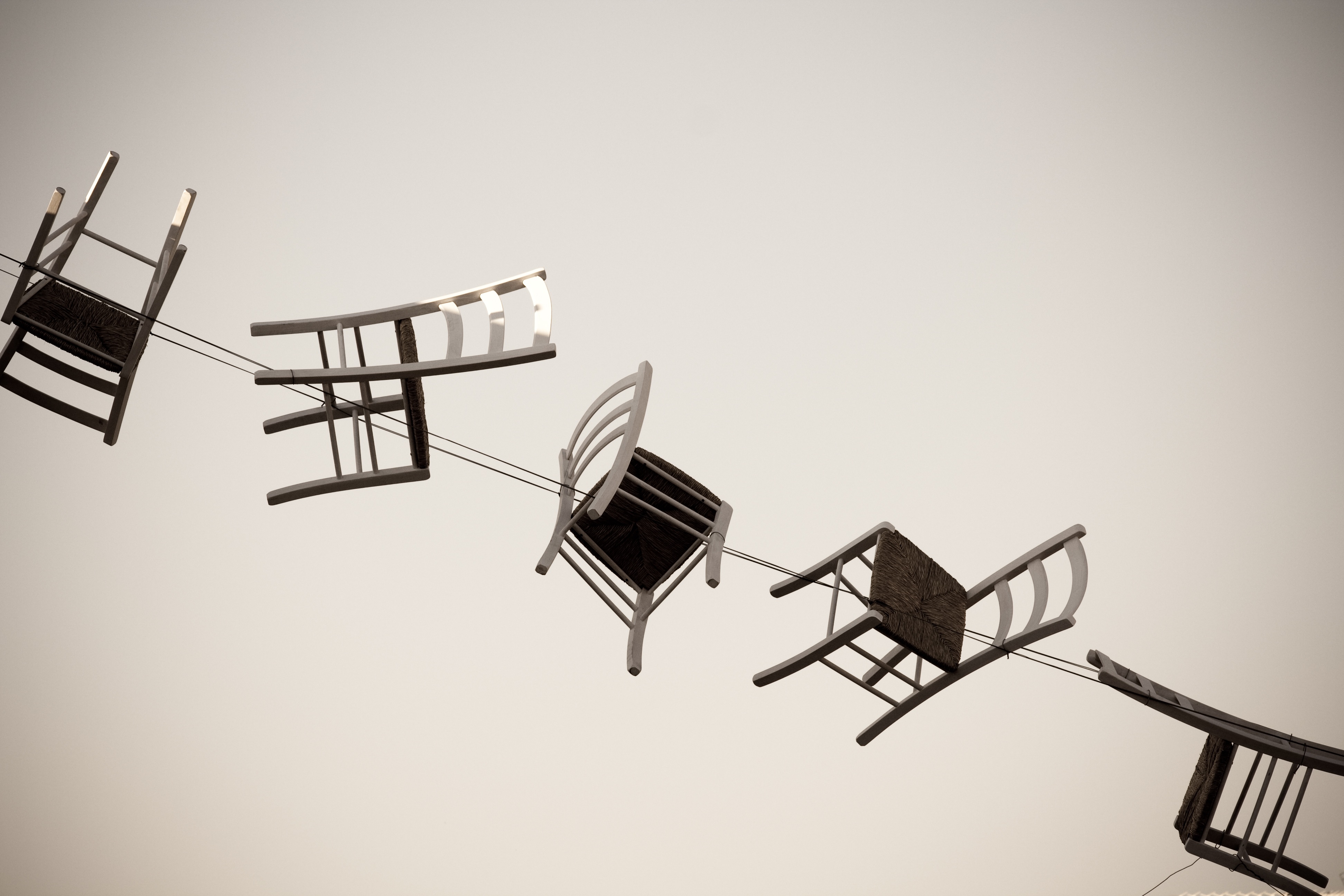 καρέκλες συνδεμένες μεταξύ τους με σύρμα