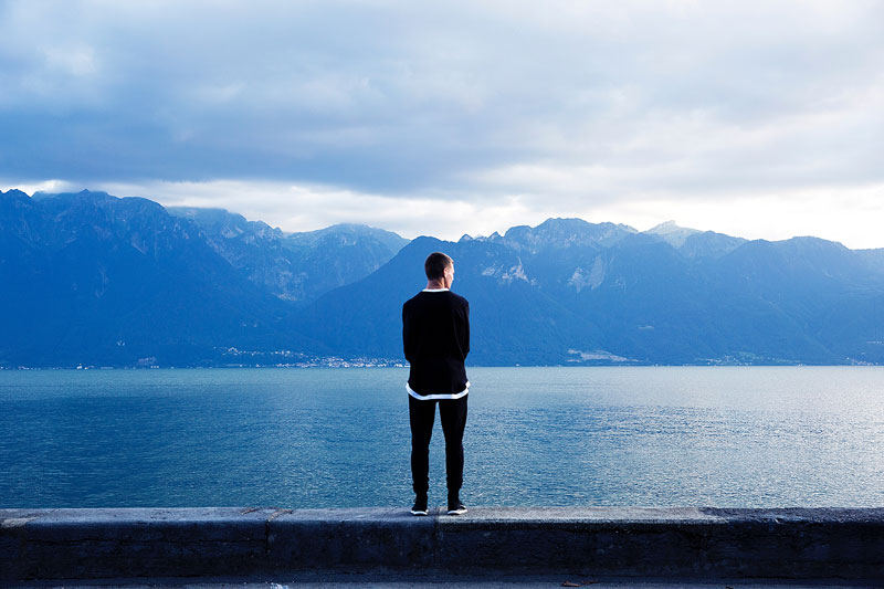 άντρας που στέκεται σε περβάζι κοιτάζοντας τη θάλασσα υπερνικά τις κρυφές πτυχές της κατάθλιψης και του άγχους του